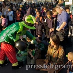 CLOWN WITH KIDS NOSE